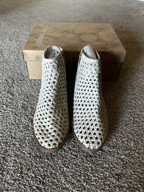 Free People Cayne Woven Shoeboots
Ivory / 39  Zip Ankle Bootie